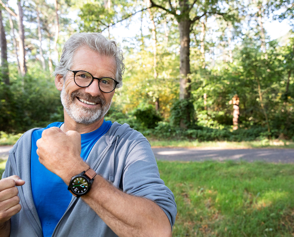 energieke hardloper in bos toont trots zijn Wuzzi Alert Orion alarmhorloge