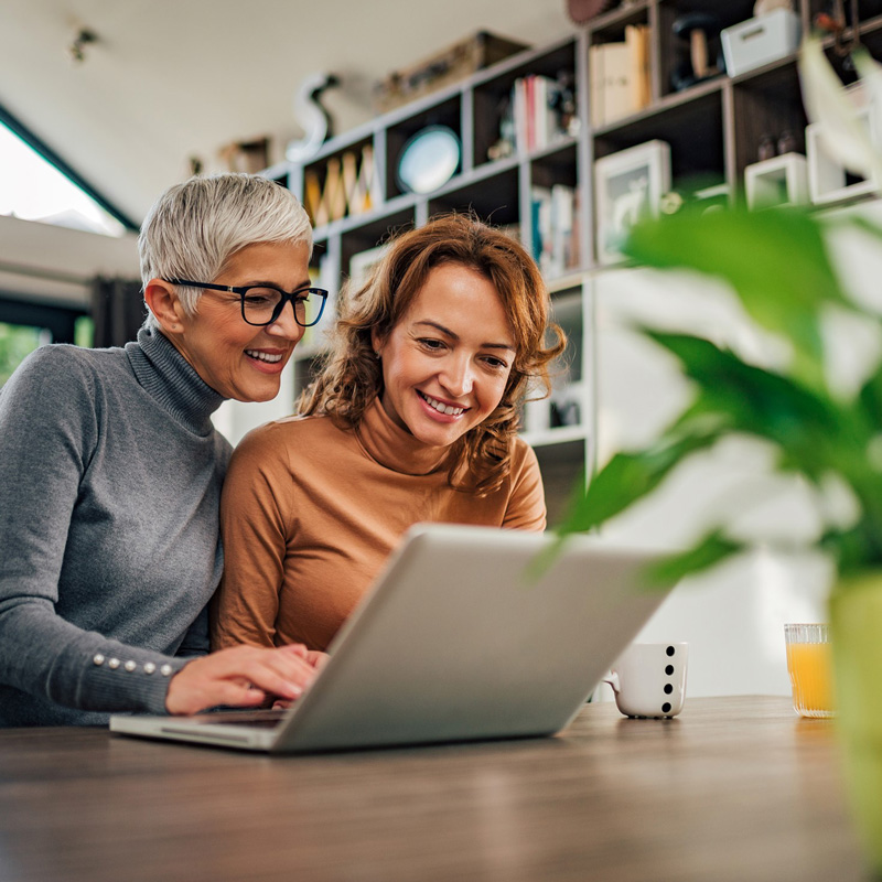 twee vrouwen kijken op laptop