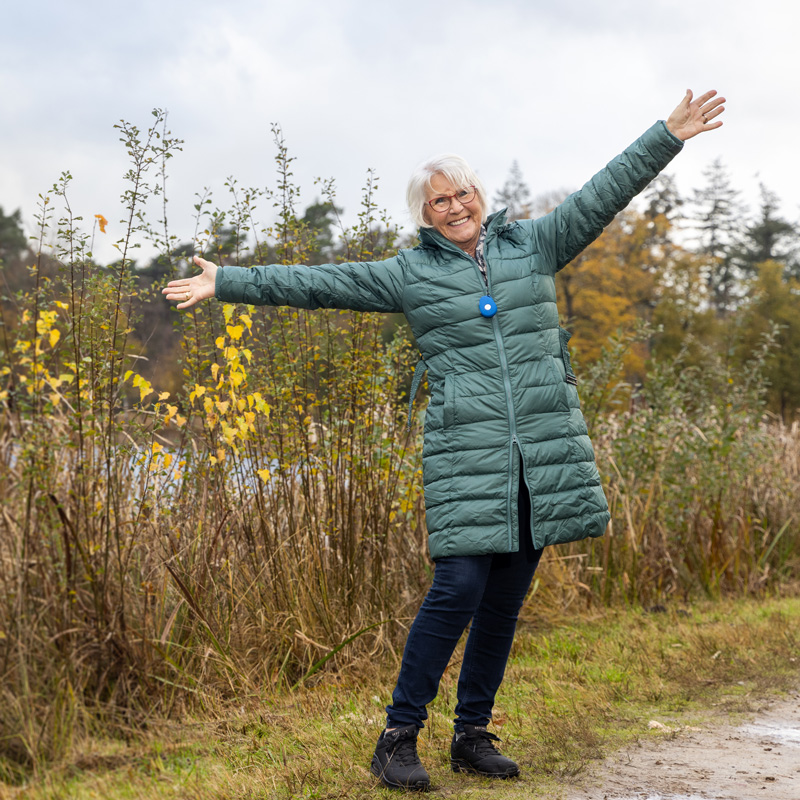 vrouw blij met pebbles
